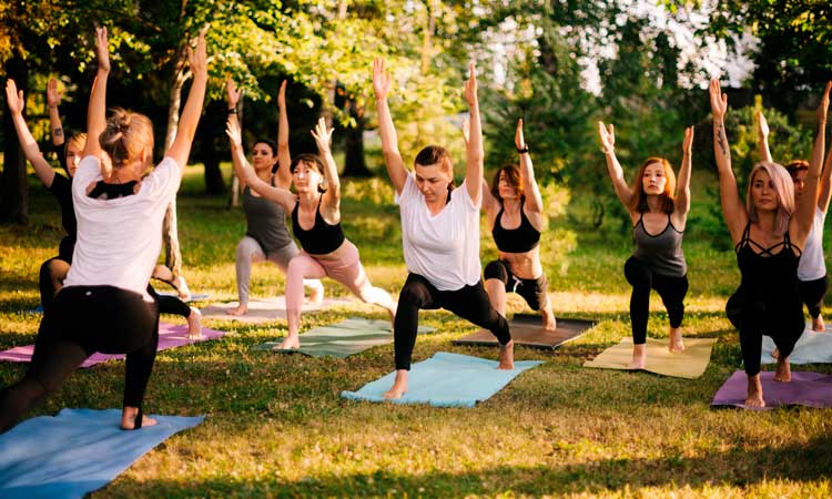 Clase de yoga en un bosque de la Costa Brava