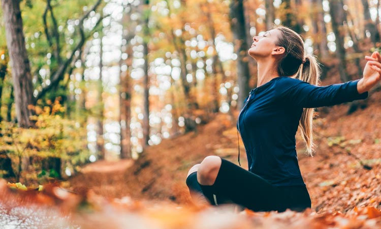 Imagen de chica meditando en un bosque de la Costa Brava