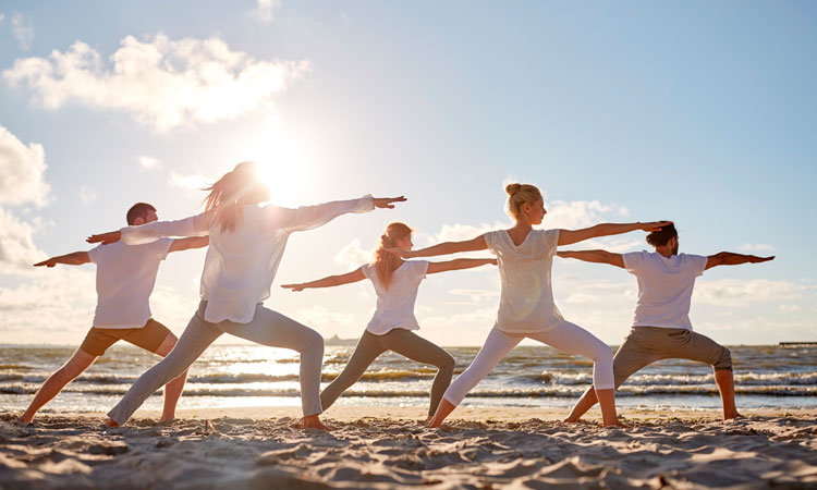 Imagen de Clase de Yoga en una playa de la Costa Brava en grupo
