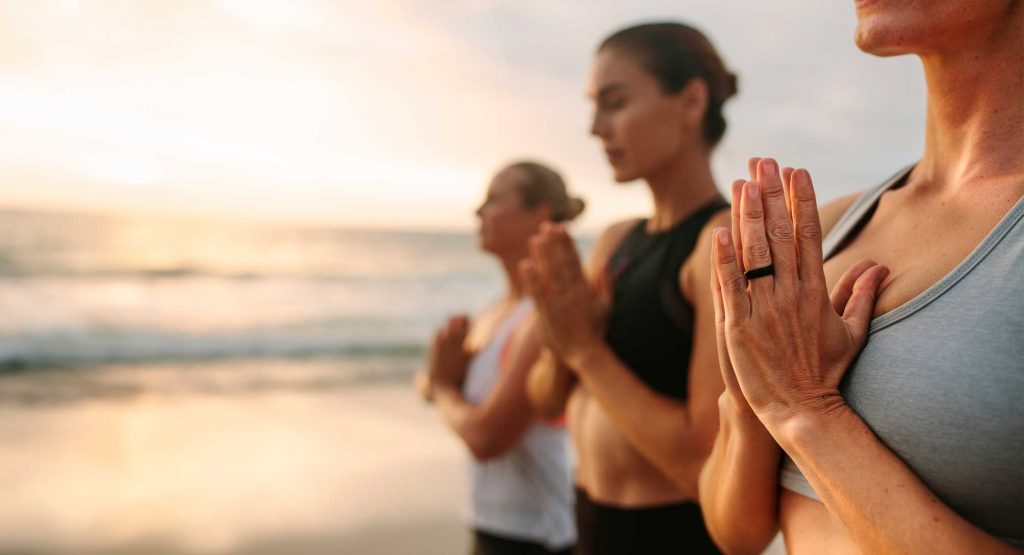 Imagen de clase de yoga en grupo en la Costa Brava