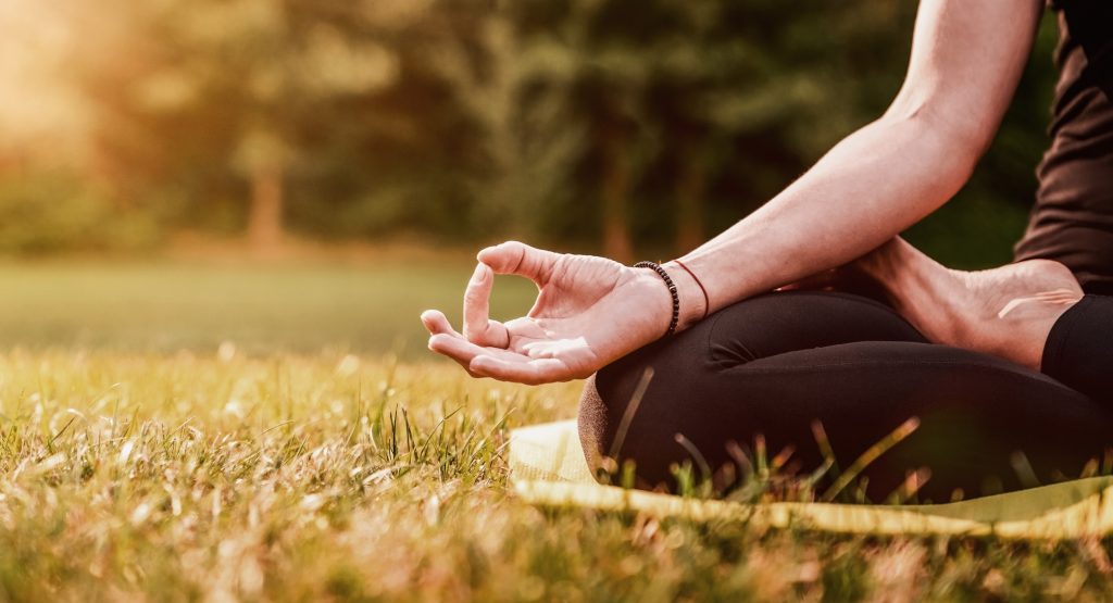 Foto de chica haciendo Yoga en un campo de la Costa Brava