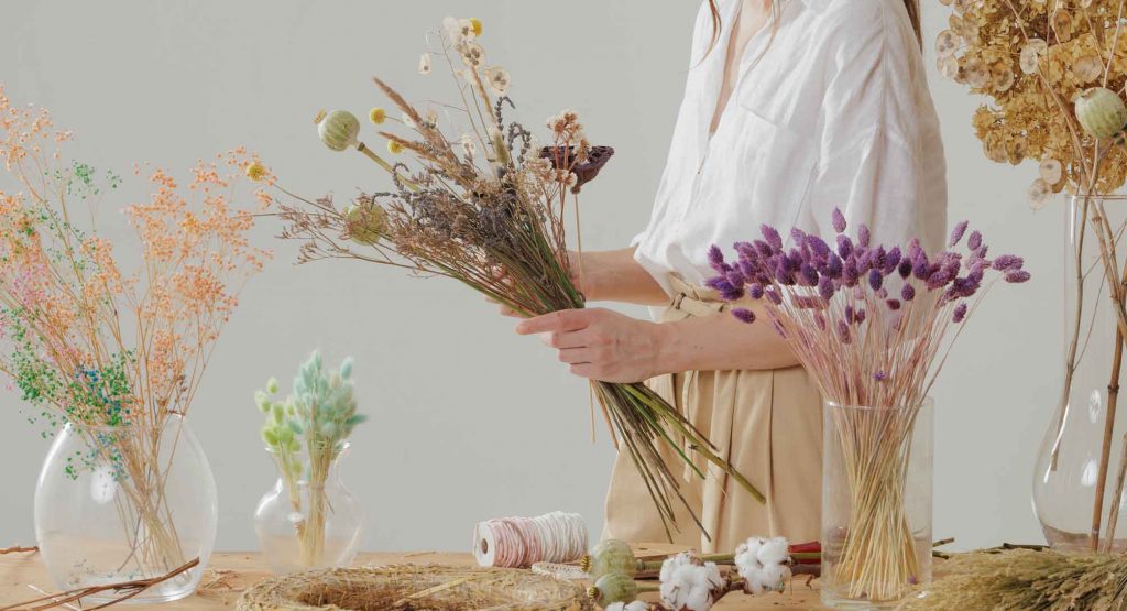 Foto de grupo de chicas en un taller de floral en un retiro de yoga en Cataluña
