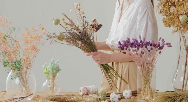 Foto de grupo de chicas en un taller de floral en un retiro de yoga en Cataluña