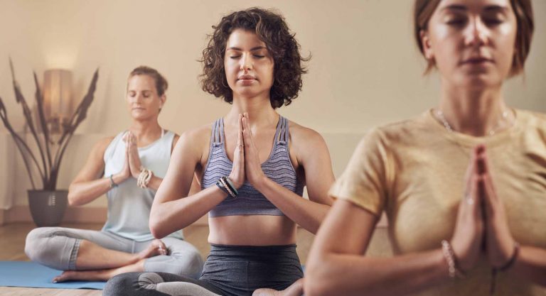 Foto de clase de meditación en grupo en retiro de yoga en Girona