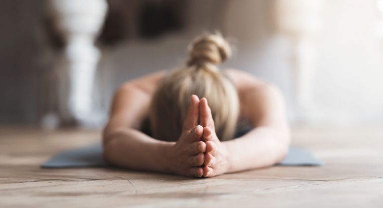 Foto de chica haciendo namasté en retiro de yoga en Girona