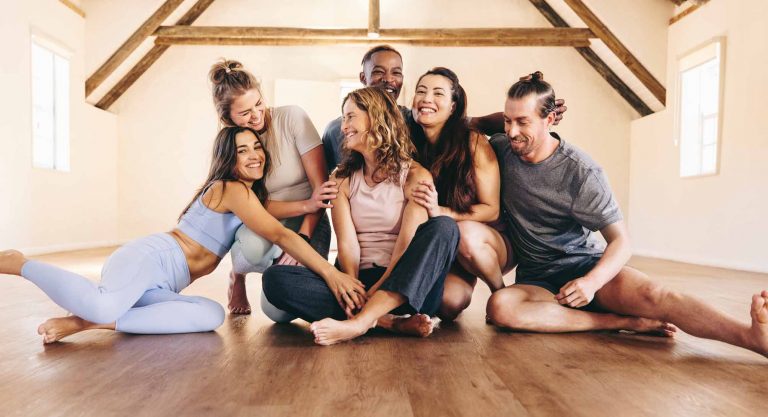 Foto de participantes en retiro de yoga en Girona