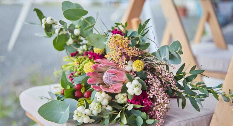 Foto de taller flores en retiro de yoga en Girona