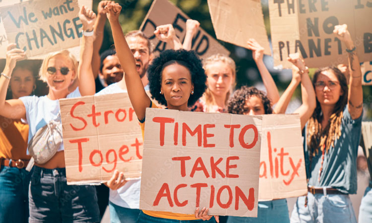 Imagen de un grupo de practicantes de yoga en una manifestación por el medio ambiente