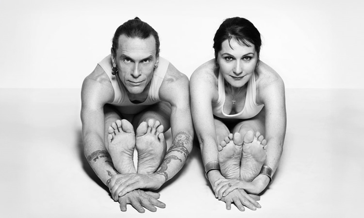 Imagen de David Life y Sharon Gannon, fundadores de Jivamukti Yoga.