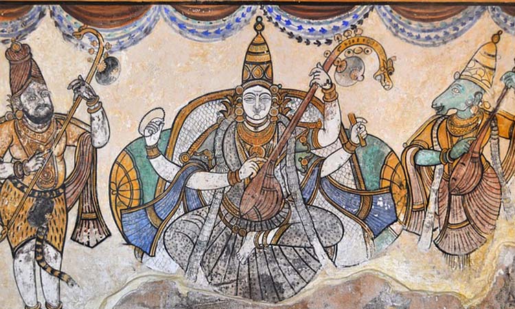 Saraswati, diosa del conocimiento y la música, representada en un mural tradicional indio tocando la veena, símbolo de sabiduría y conciencia en la filosofía del yoga.