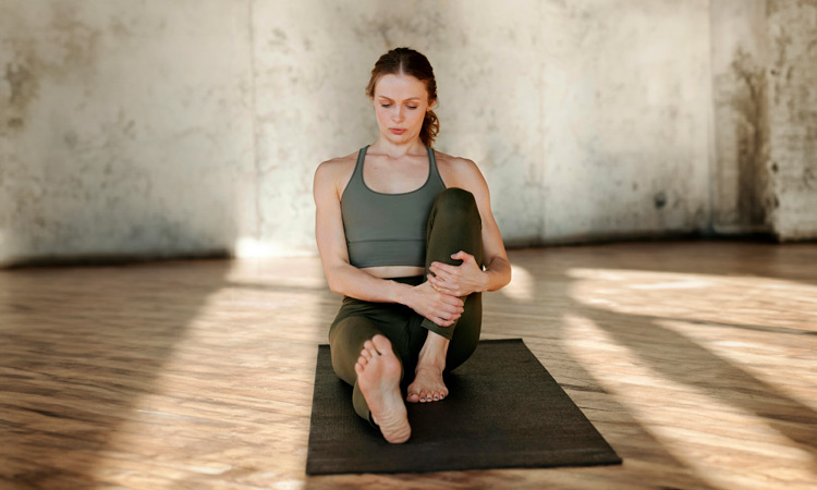 Imagen de una chica en una clase de Jivamukti Basic Class.