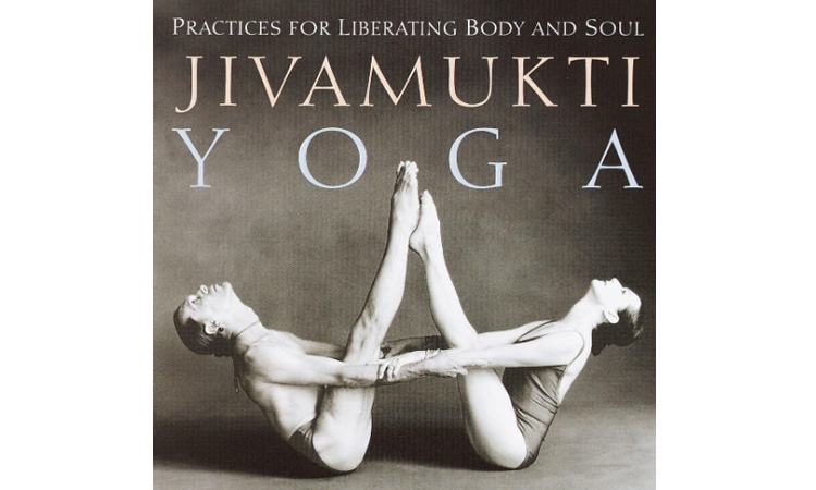 Imagen de parte de imagen de la portada del libro ‘Jivamukti Yoga’ con Sharon Gannon y David Life practicando yoga en pareja