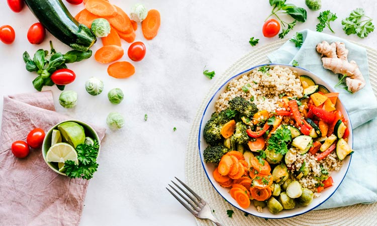 Imagen de un plato de comida saludable y vegetariana como el que se podría servir durante un retiro de yoga.
