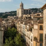 Vista del Barri Vell de Girona con la Catedral de Girona al fondo.