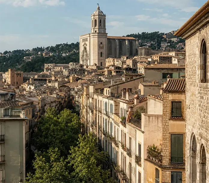 Vista del Barri Vell de Girona con la Catedral de Girona al fondo.