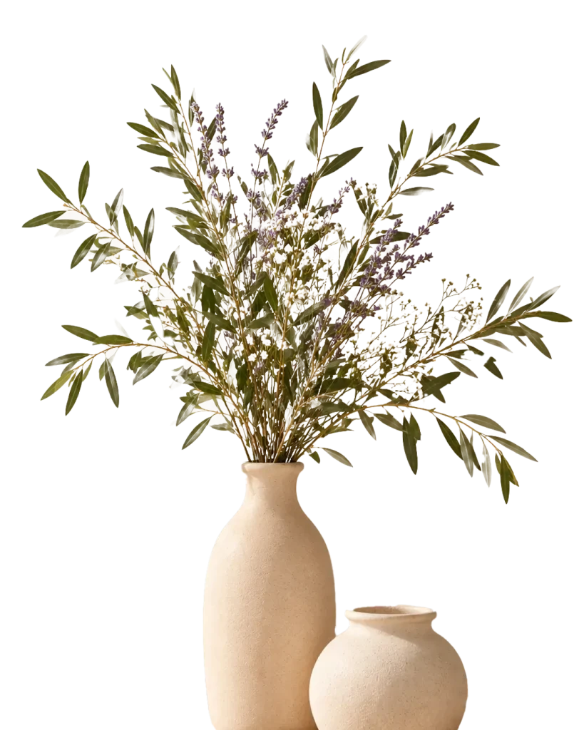 Imagen de jarrones de cerámica con un ramo de flores lilas