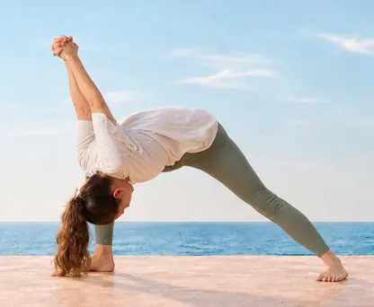 Chica en la postura de yoga Guerrero humilde
