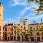 Imagen de un plaza del pueblo de La Bisbal d'Empordà