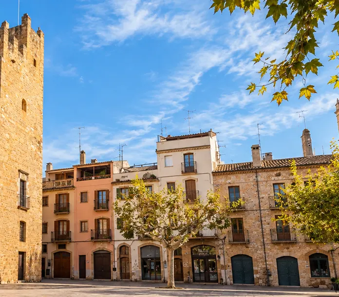 Imagen de un plaza del pueblo de La Bisbal d'Empordà